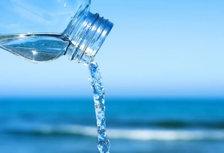 Микропластмасата в питейната вода представлява "нисък риск" за здравето. Това