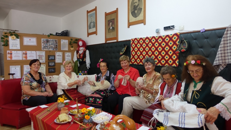 Обичаят седянка оживя в пенсионерски клуб Берковски кестен Жените подредиха тъкани