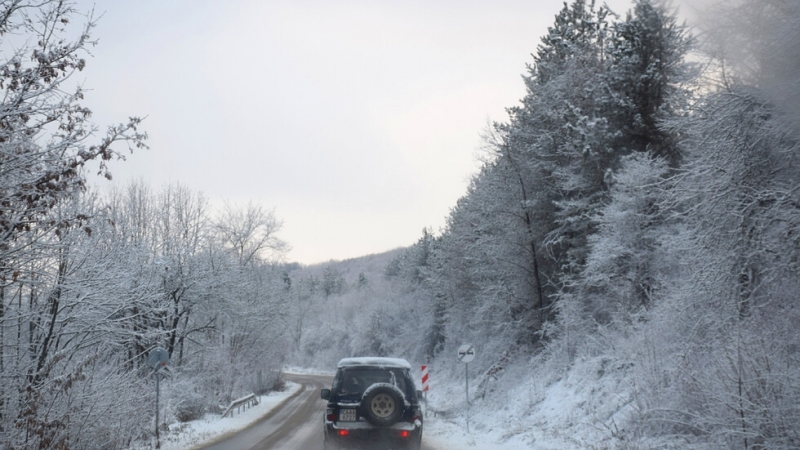 Утежнена е зимната обстановка на много места в страната От
