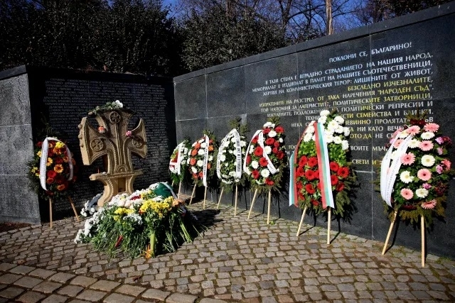 Стотици граждани и общественици се поклониха пред паметта на хилядите