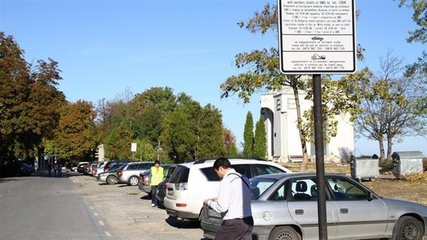 Общо 967 са обособените за тази цел паркоместа в града