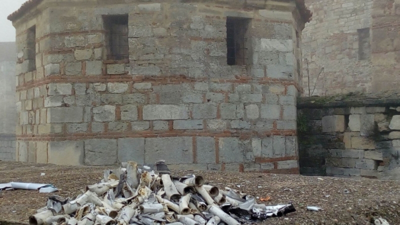 С отпадъци от употребявани фойерверки медицински продукти и празни бутилки