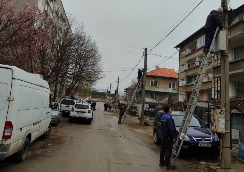 Десетки километри кабели са изрязани и премахнати от въздушната разпределителна