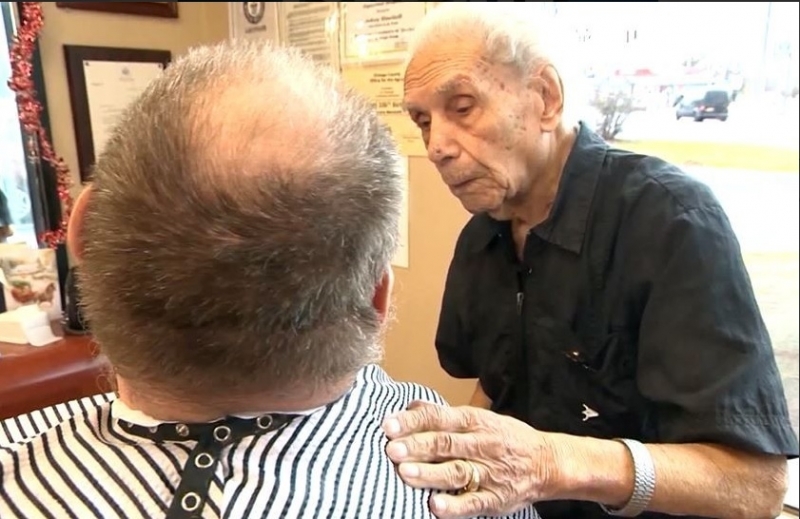 Най старият работещ бръснар в света се грижи клиентите му да