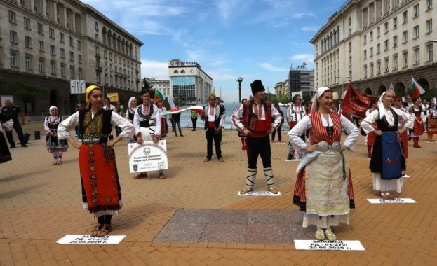 Със скандирания Да отворим залите за култура придружени от звук