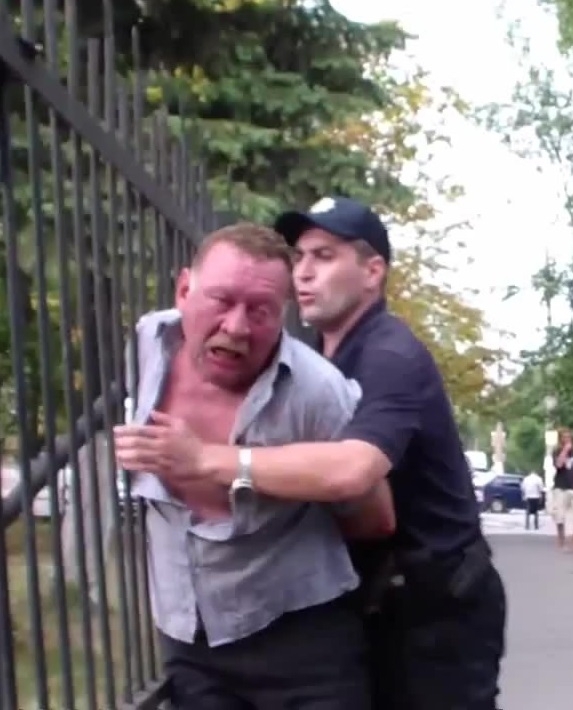 Мъж е бил задържан от полицията след като скочил на