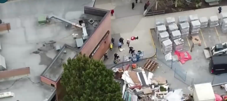 Мъж намушка 7 души с нож в библиотека в Северен