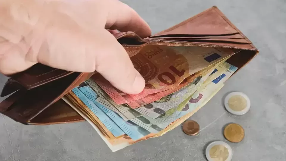 Гърция планира 2 увеличения на минималната заплата – до 1000 евро през 2028 г.