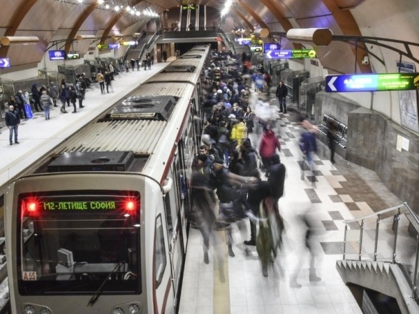 Мъж падна на релсите на метрото на станция Софийски университет
