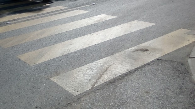 Софиянец помете възрастен мъж на пешеходна пътека в Свети Влас