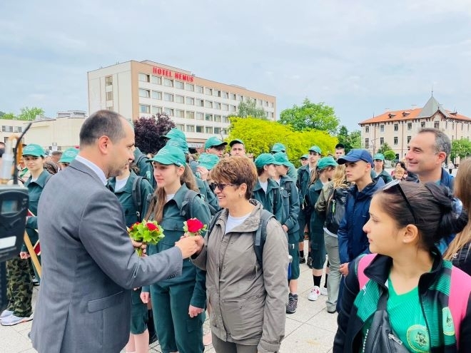 На тържествена церемония на площад Христо Ботев бяха изпратени участниците