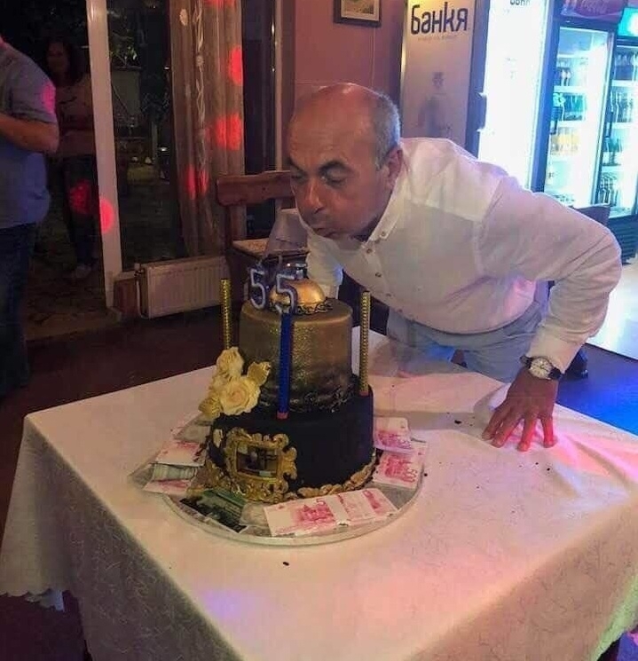 Пищна двуетажна торта със златна глазура Върху нея рози и