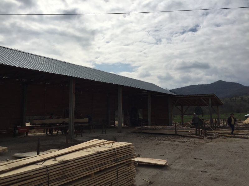 Производствен имот от 15 500 квадратни метра в Мездра е