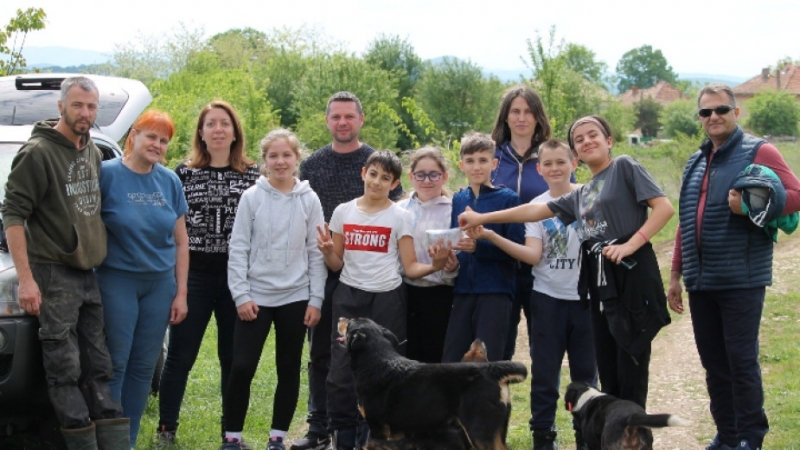 Ученици от Седмо СУ Свети Седмочисленици в София посетиха приюта