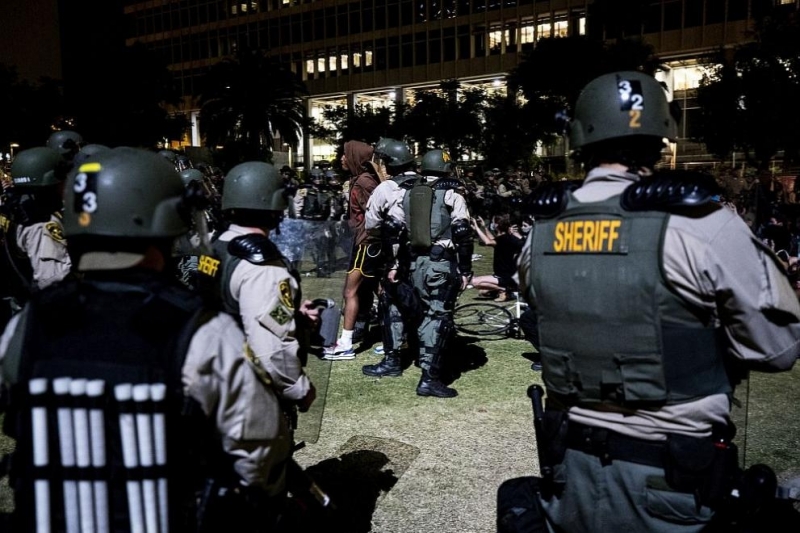 Полицията в американския град Ню Орлиънс използва снощи сълзотворен газ