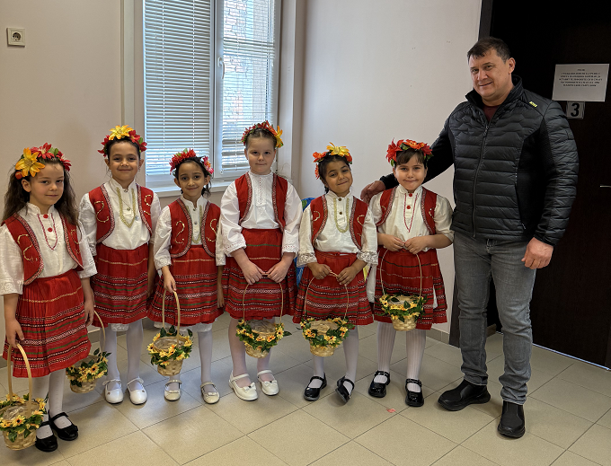 Лазарки от детските градини и основните училища в община Борован