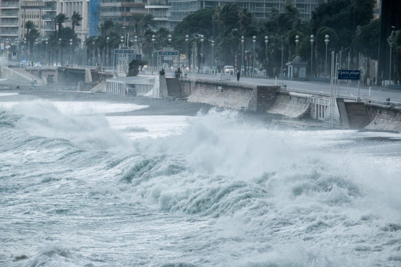 Най малко двама души са починали и 25 изчезнали след