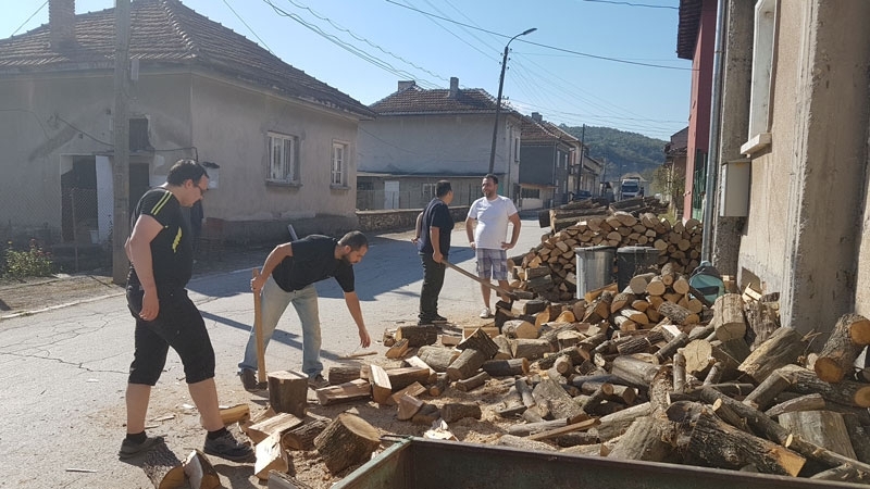 19 компютърни специалисти от SAP България помогнаха с доброволен труд на възрастни