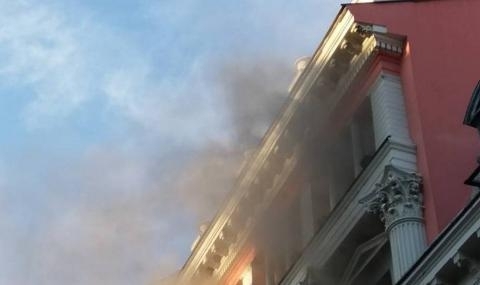 Клон на банка пламна в центъра на Пловдив. Кълбета дим