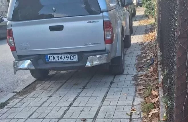 Така се спира! Тарикати затапиха с колите си тротоар в Монтана, вбесиха пешеходците /снимка/
