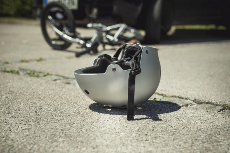 17 годишен моторист без книжка се удари в патрулка съобщиха от