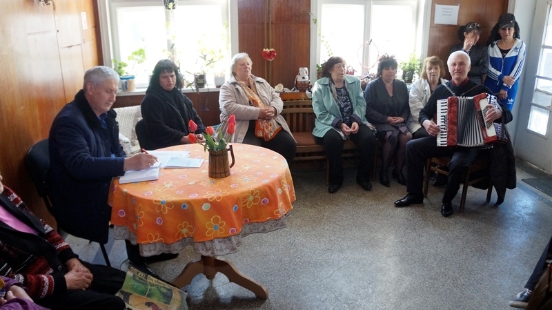 Жени от самодейния състав на село Долна Кремена посрещнаха с