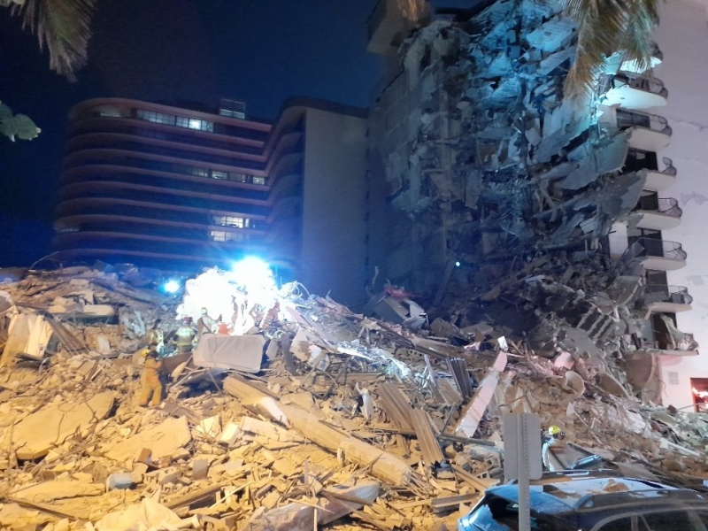 Част от 12 етажна жилищна сграда рухна рано тази сутрин
