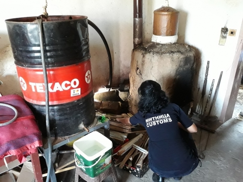 Служители на реда са конфискували близо 100 литра ракия от