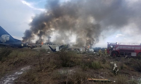 Близо 85 души са ранени при разбиването на самолет на