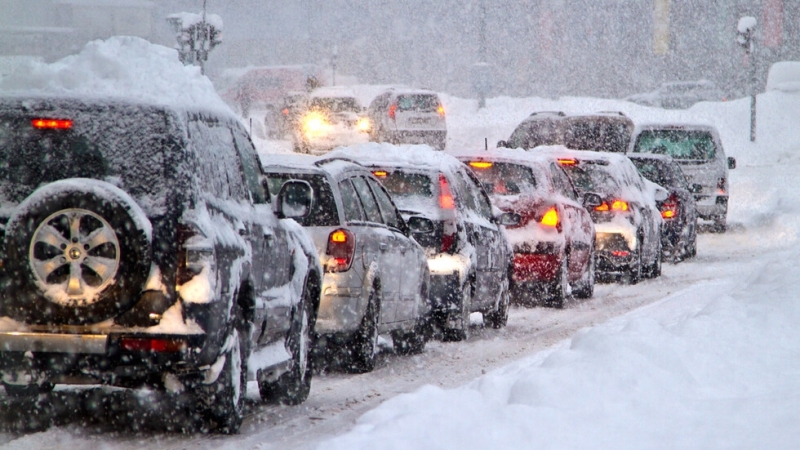 Обилен снеговалеж блокира трафика до стотици населени места в Източна