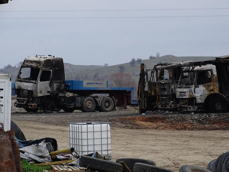 Товарни автомобили и строителна техника изгоряха при пожар тази нощ