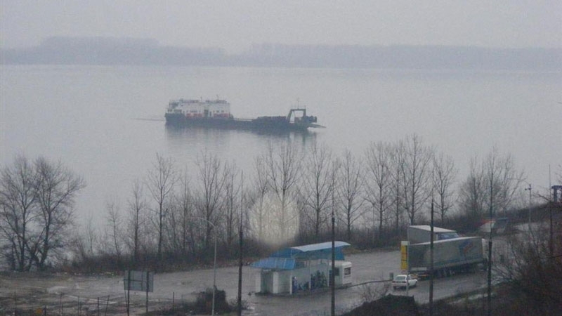 Полицаи спипаха нелегални мигранти на ферибота Оряхово Бекет съобщават