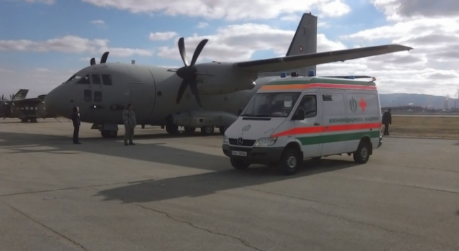 Самолет Спартан на ВВС транспортира медицински екип за донорска ситуация