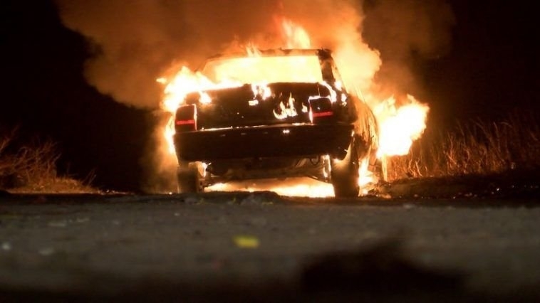 Полицаи от Монтана разследват палежа на кола изоставена от години