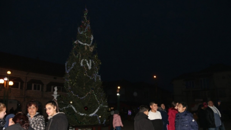 Грейнаха светлините на елхата във видинския квартал "Нов път". Традиционното