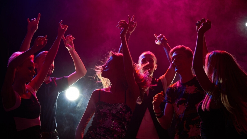 Нощните клубове баровете и спортните зали в Исландия ще могат