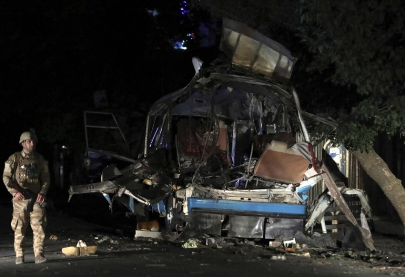 Най малко 10 цивилни са загинали при две експлозии в западната