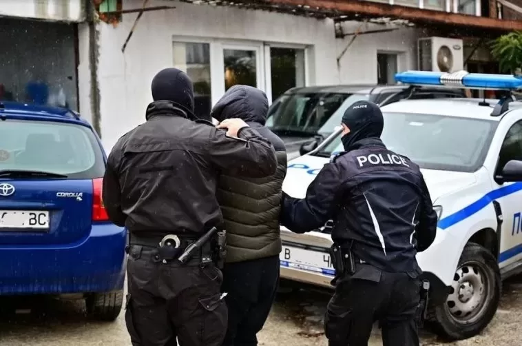 След сигнал: Ченгета закопчаха дилър, разнасял дрога в козлодуйско село по тъмна доба