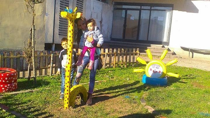 Фигури на животни изработени от стари автомобилни гуми украсиха новите