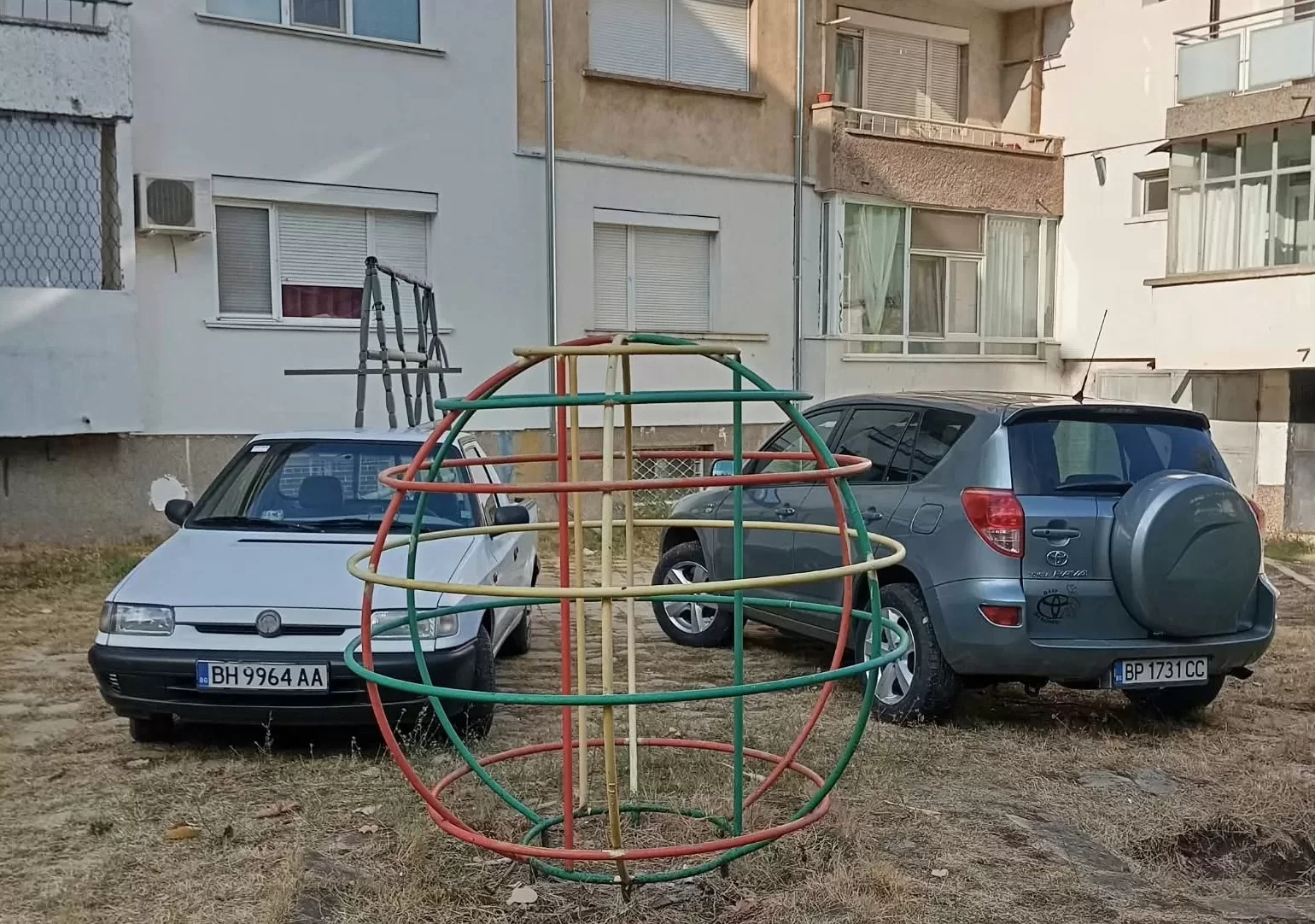 Враца, баце! Нагли шофьори паркираха на детска площадка, отнесоха куп псувни /снимки/
