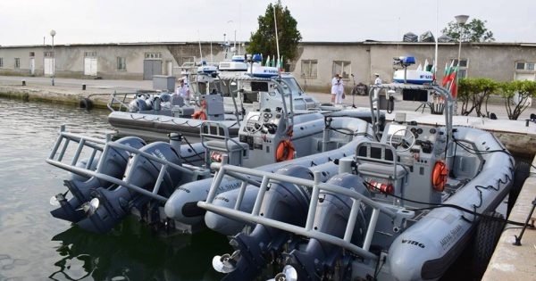 Четири бързоходни лодки три тип RHIB надуваеми с твърдо