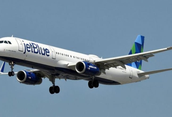 В САЩ мъж който хапел другите пътници стана причина за