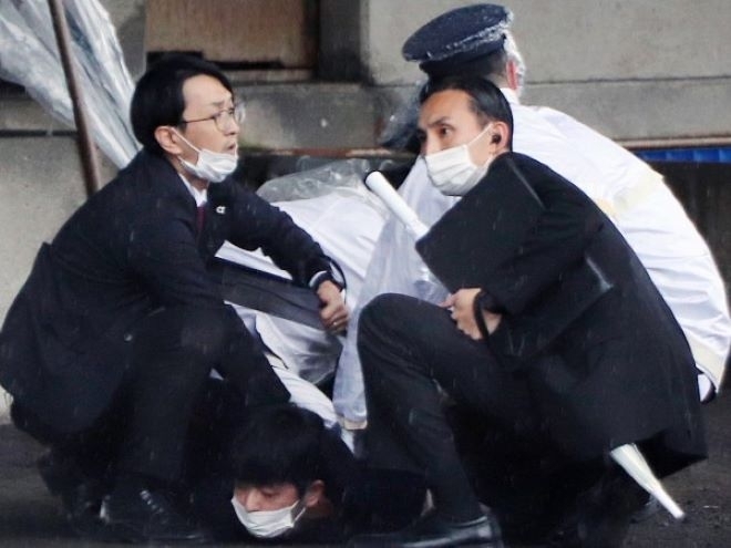 Мъж хвърли, както изглежда, бомбичка по японския премиер Фумио Кишида
