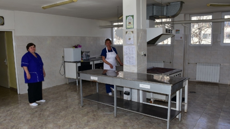 Новата детска млечна кухня в ж.к. „Дъбника“ посрещна днес първите