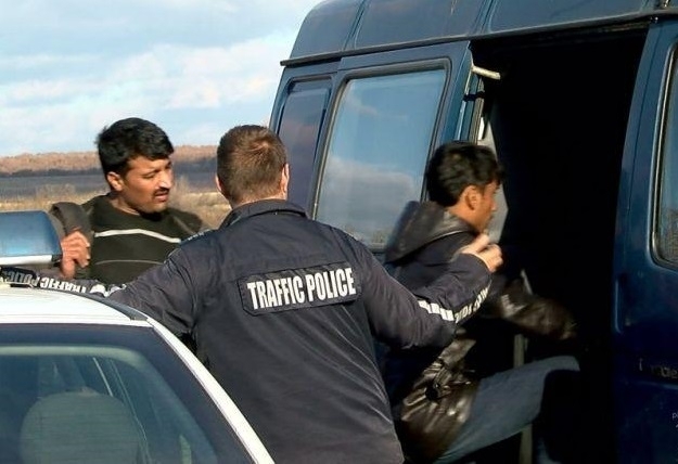 Двама мъже са задържани за незаконно преминаване през държавната граница съобщават
