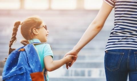 Учителка принуждава първокласници да й целуват ръката Скандалният случай е