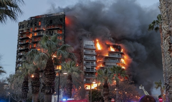 Най-малко четирима души са загинали при пожар в 14-етажен жилищен блок