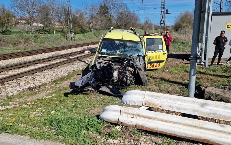 Две коли се блъснаха на жп прелез във Врачанско научи