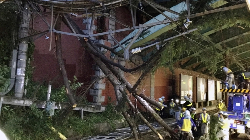 Най малко двама човека загинаха а около 130 бяха ранени при