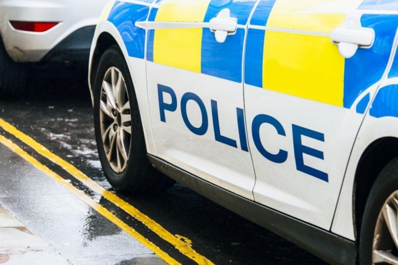 Британската полиция съобщи днес че мъж е влязъл в заведение